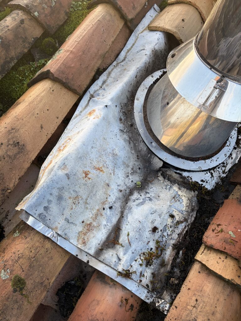 Vérification et réfection d'un abergement de cheminée sur un toit en tuiles canal à Bordeaux.